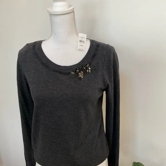 💖HOST PICK💖 NWT Ann Taylor LOFT Dark Gray Top with Beaded Floral Accent - Picture 3 of 8
